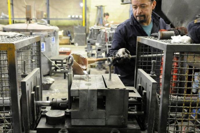 La industria en Gipuzkoa incrementa su actividad por encima de la vasca.