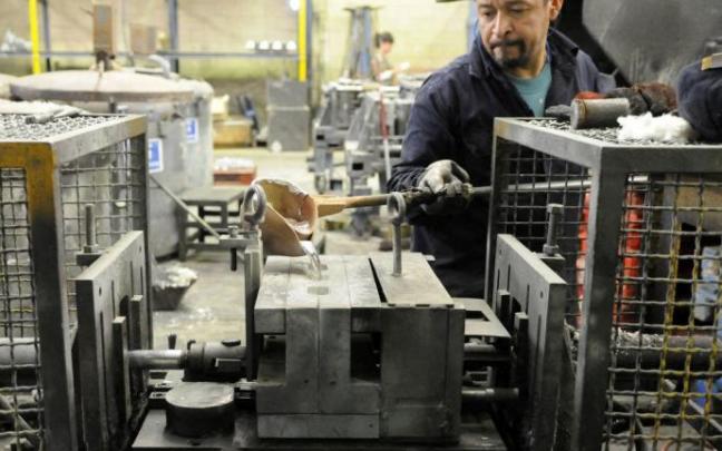 La industria en Gipuzkoa incrementa su actividad por encima de la vasca. La industria en Gipuzkoa incrementa su actividad por encima de la vasca.