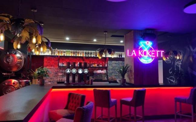 La decoración de La Kokett cuida todos los detalles y el colorido neón es uno de los atractivos del local.