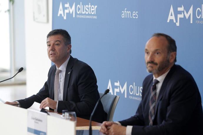 A la izquierda, el director de AFM Clúster, Xabier Ortueta, junto con el presidente César Garbalena.