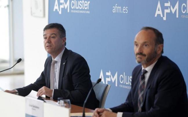 A la izquierda, el director de AFM Clúster, Xabier Ortueta, junto con el presidente César Garbalena.