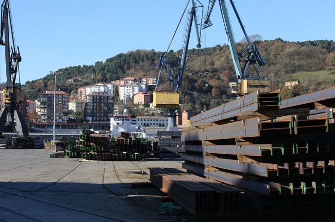 Productos metalúrgicos en el Puerto de Pasaia a la espera de ser exportados.