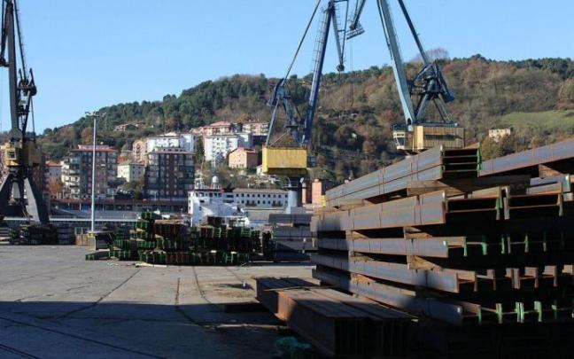 Productos metalúrgicos en el Puerto de Pasaia a la espera de ser exportados.