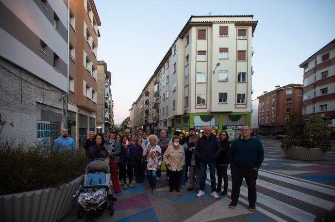 Vecinos y comerciantes afectados, ante los números 8 y 10 de Manuel de Falla, que, según afirman, el PEAU prevé derribar.