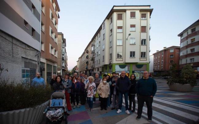 Vecinos y comerciantes afectados, ante los números 8 y 10 de Manuel de Falla, que, según afirman, el PEAU prevé derribar.