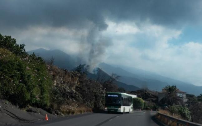 La intensa ceniza emitida por el volcán de Cumbre Vieja ha obligado a extremar las precauciones por la mala calidad del aire. La intensa ceniza emitida por el volcán de Cumbre Vieja ha obligado a extremar las precauciones por la mala calidad del aire.