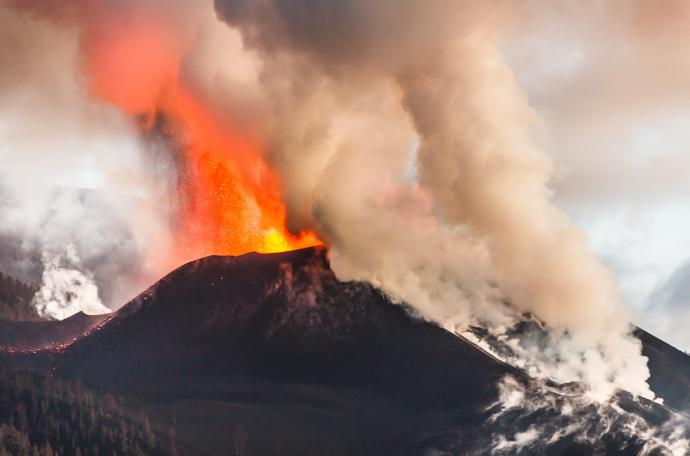 El volcán presenta actualmente tres frentes activos.