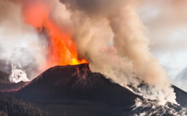 El volcán presenta actualmente tres frentes activos. El volcán presenta actualmente tres frentes activos.