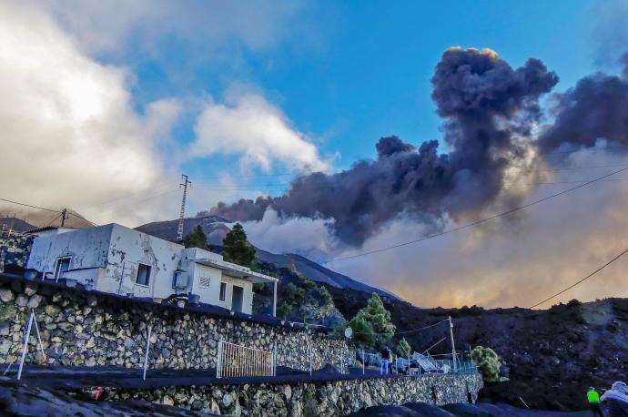 Los centros de emisión de lava del cono principal del volcán de Cumbre Vieja se encuentran muy poco activos.