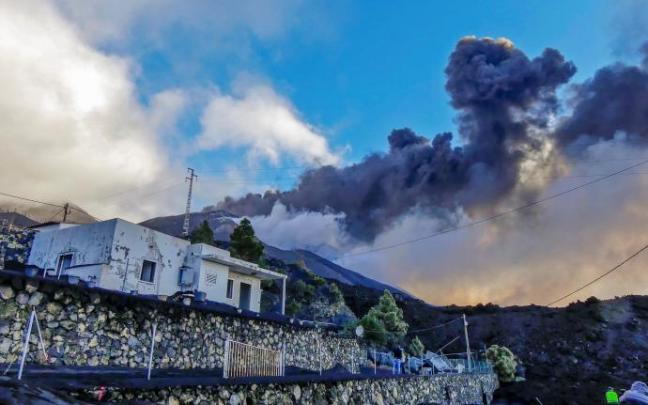 Los centros de emisión de lava del cono principal del volcán de Cumbre Vieja se encuentran muy poco activos. Los centros de emisión de lava del cono principal del volcán de Cumbre Vieja se encuentran muy poco activos.