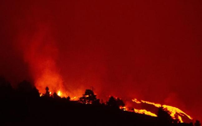 Vista de la nueva boca de erupción abierta el viernes por la noche Vista de la nueva boca de erupción abierta el viernes por la noche