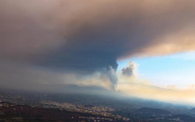 El volcán emite más lava y ceniza en las últimas horas El volcán emite más lava y ceniza en las últimas horas
