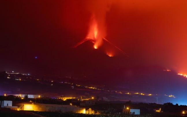 La masa de lava transcurre por las coladas previas La masa de lava transcurre por las coladas previas