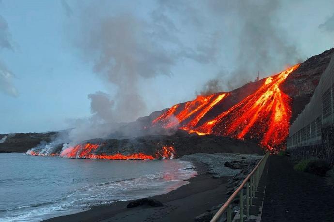 a lava emitida por el volcán de La Palma ha alcanzado nuevamente las aguas del Atlántico.