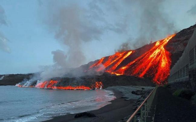 a lava emitida por el volcán de La Palma ha alcanzado nuevamente las aguas del Atlántico.