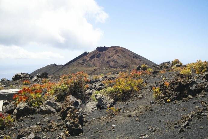 Vista general de uno de los volcanes de Cumbre Vieja, una zona al sur de la isla que podría verse afectada por una posible erupción volcánica.