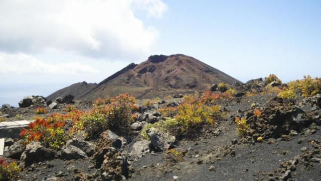 Vista general de uno de los volcanes de Cumbre Vieja, una zona al sur de la isla que podría verse afectada por una posible erupción volcánica.