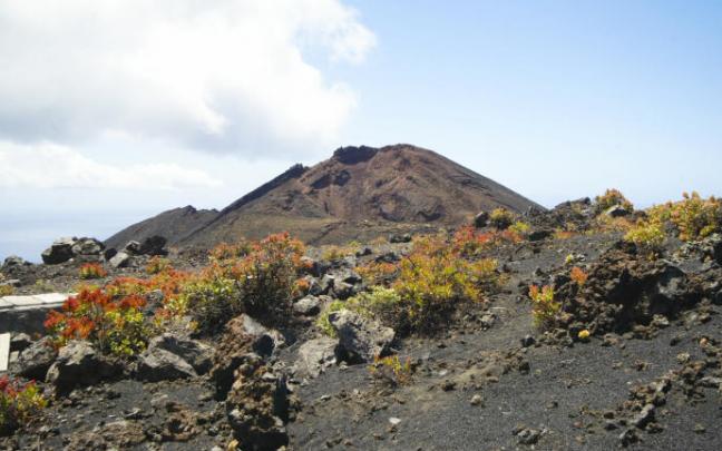 Vista general de uno de los volcanes de Cumbre Vieja, una zona al sur de la isla que podría verse afectada por una posible erupción volcánica. Vista general de uno de los volcanes de Cumbre Vieja, una zona al sur de la isla que podría verse afectada por una posible erupción volcánica.