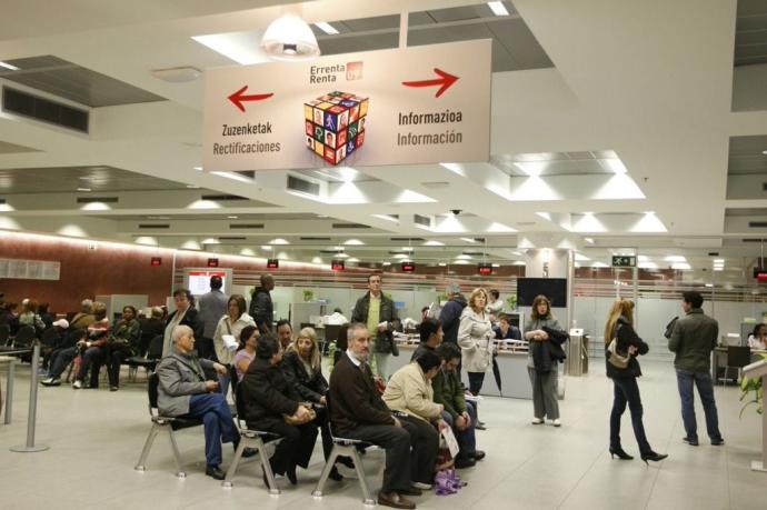 Ciudadanos esperan su turno para hacer la declaración de la renta.