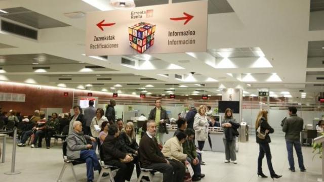 Ciudadanos esperan su turno para hacer la declaración de la renta.