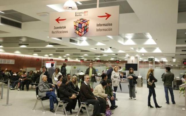 Ciudadanos esperan su turno para hacer la declaración de la renta.