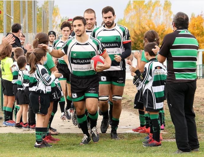 Los jóvenes jugadores de La Única hacen el pasillo a los sénior antes de jugar ante el Rioja.