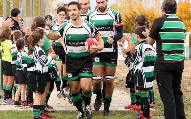 Los jóvenes jugadores de La Única hacen el pasillo a los sénior antes de jugar ante el Rioja.