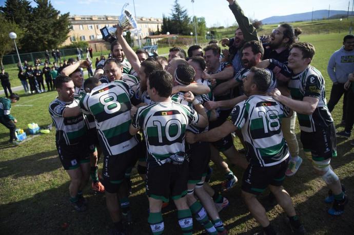 Jugadores de La Única celebran el título de Liga Vasca el pasado 9 de abril.