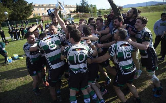 Jugadores de La Única celebran el título de Liga Vasca el pasado 9 de abril.