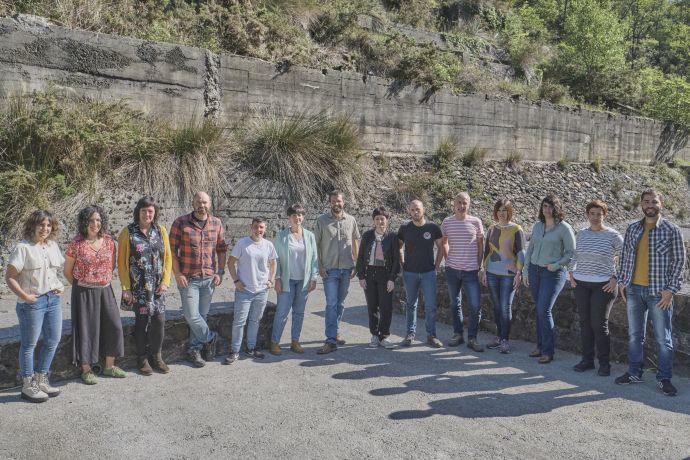 La candidatura de LAB. Igor Arroyo (séptimo por la izquierda); e Imanol Karrera, decimocuarto.