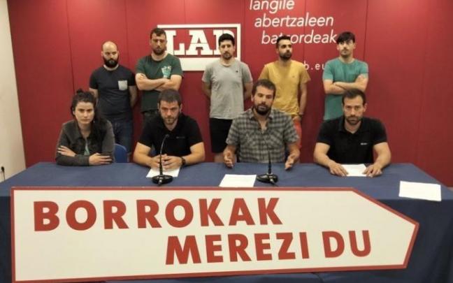 Igor Arroyo junto con los representantes del comité de Irizar e-mobility hoy en Donostia.