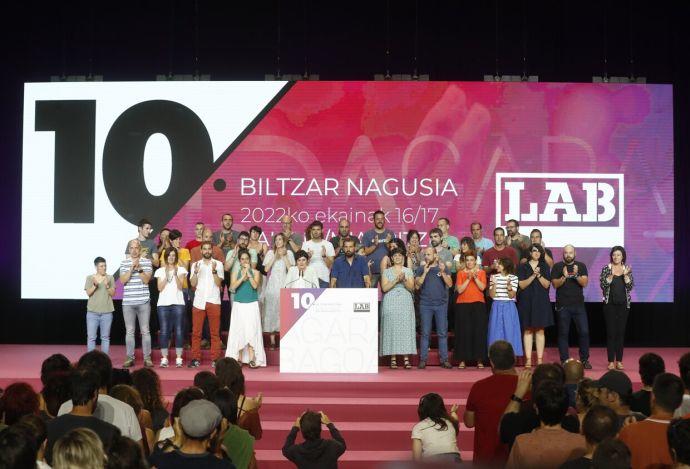 Garbiñe Aranburu e Igor Arroyo, en el centro, junto a integrantes del Comité Nacional y otros compañeros.