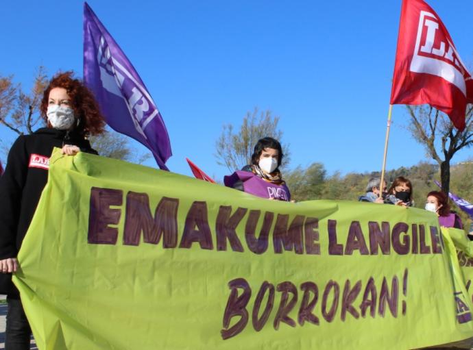 Mujeres trabajadoras en una movilización sindical