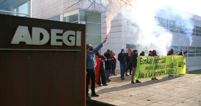 El sindicato LAB ocupó ayer jueves el interior de la sede de la patronal Adegi en protesta por la reforma laboral.