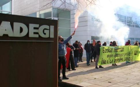 El sindicato LAB ocupó ayer jueves el interior de la sede de la patronal Adegi en protesta por la reforma laboral.
