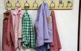 Batas de estudiantes colgadas en el perchero de una escuela rural de Navarra.