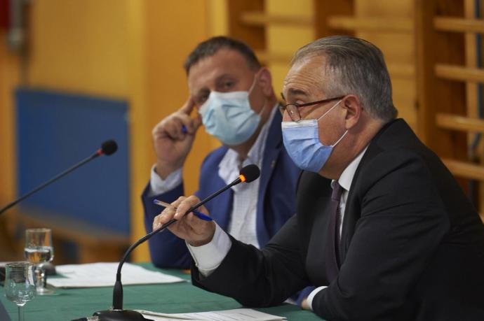 Javier Labairu, concejal delegado del área de Seguridad Ciudadana, escucha al alcalde Maya en el foro de barrio de San Jorge.