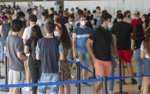 Colas para vacunación de jóvenes en Madrid. Colas para vacunación de jóvenes en Madrid.