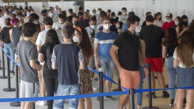 Colas para vacunación de jóvenes en Madrid.