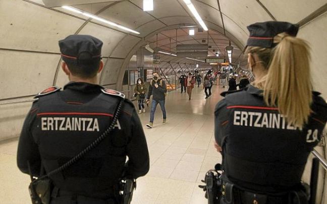 Imagen de archivo de agentes de la Ertzaintza controlando la movilidad. Foto: Jose Mª Martínez