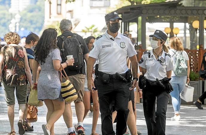 Dos policías municipales patrullan por el centro de Donostia. Foto: Ruben Plaza