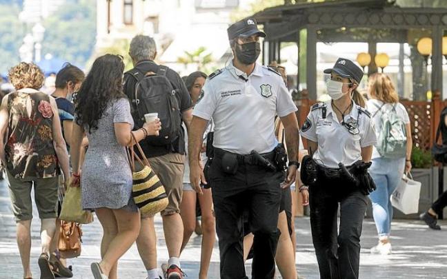 Dos policías municipales patrullan por el centro de Donostia. Foto: Ruben Plaza Dos policías municipales patrullan por el centro de Donostia. Foto: Ruben Plaza