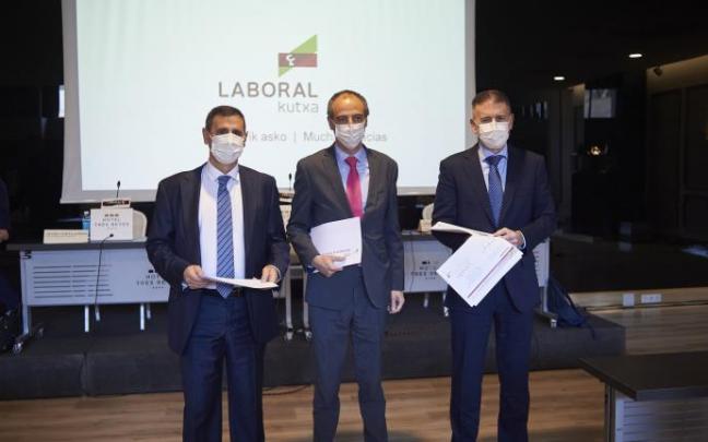 (Izda-dcha) Javier Cortajarena, director territorial de Laboral Kutxa; Ibon Urgoiti, director de Desarrollo de Negocio; y Joseba Madariaga, director del departamento de Estudios. (Izda-dcha) Javier Cortajarena, director territorial de Laboral Kutxa; Ibon Urgoiti, director de Desarrollo de Negocio; y Joseba Madariaga, director del departamento de Estudios.