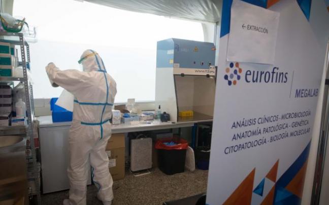 Uno de los técnicos de laboratorio analiza una de las muestras en el local habilitado en el aeropuerto de Bilbao el pasado año Uno de los técnicos de laboratorio analiza una de las muestras en el local habilitado en el aeropuerto de Bilbao el pasado año