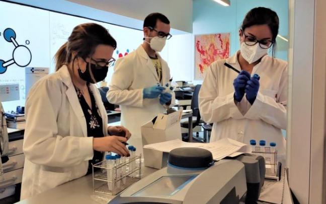 Investigadores trabajan en un laboratorio. Investigadores trabajan en un laboratorio.