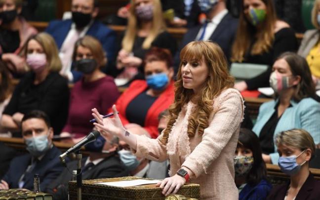 Angela Rayner, número 2 del Partido Laborista, durante su intervención en el Parlamento.