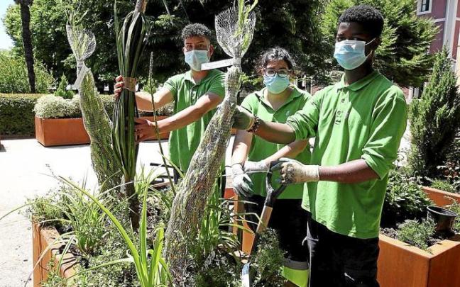 Daniel Ramírez, Marta Díaz y Mickael Durancio, junto a una jardinera que se trasladará a Carlos III.