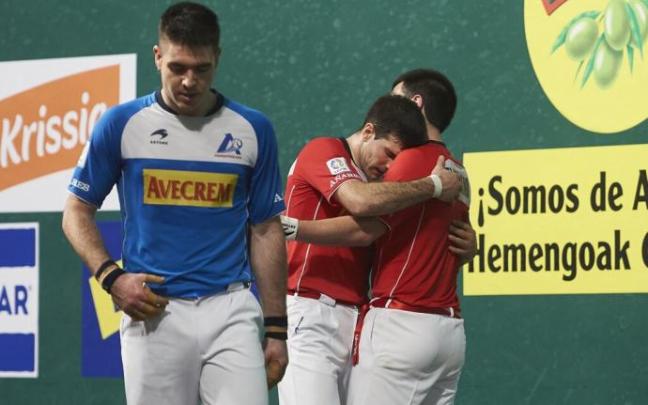 Zabaleta se abraza a Elezkano tras certificar el triunfo ante la desolación de Irribarria este sábado en el Labrit. Zabaleta se abraza a Elezkano tras certificar el triunfo ante la desolación de Irribarria este sábado en el Labrit.