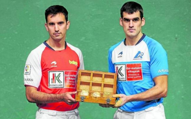 Urrutikoetxea y Ezkurdia, con las pelotas que eligieron ayer en el frontón pamplonés para el segundo partido de la liguilla de cuartos del Cuatro y Medio de este sábado. Urrutikoetxea y Ezkurdia, con las pelotas que eligieron ayer en el frontón pamplonés para el segundo partido de la liguilla de cuartos del Cuatro y Medio de este sábado.