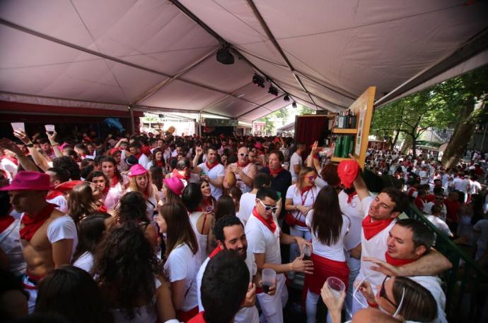 Ambiente sanferminero de día en las carpas de la cuesta del Labrit.